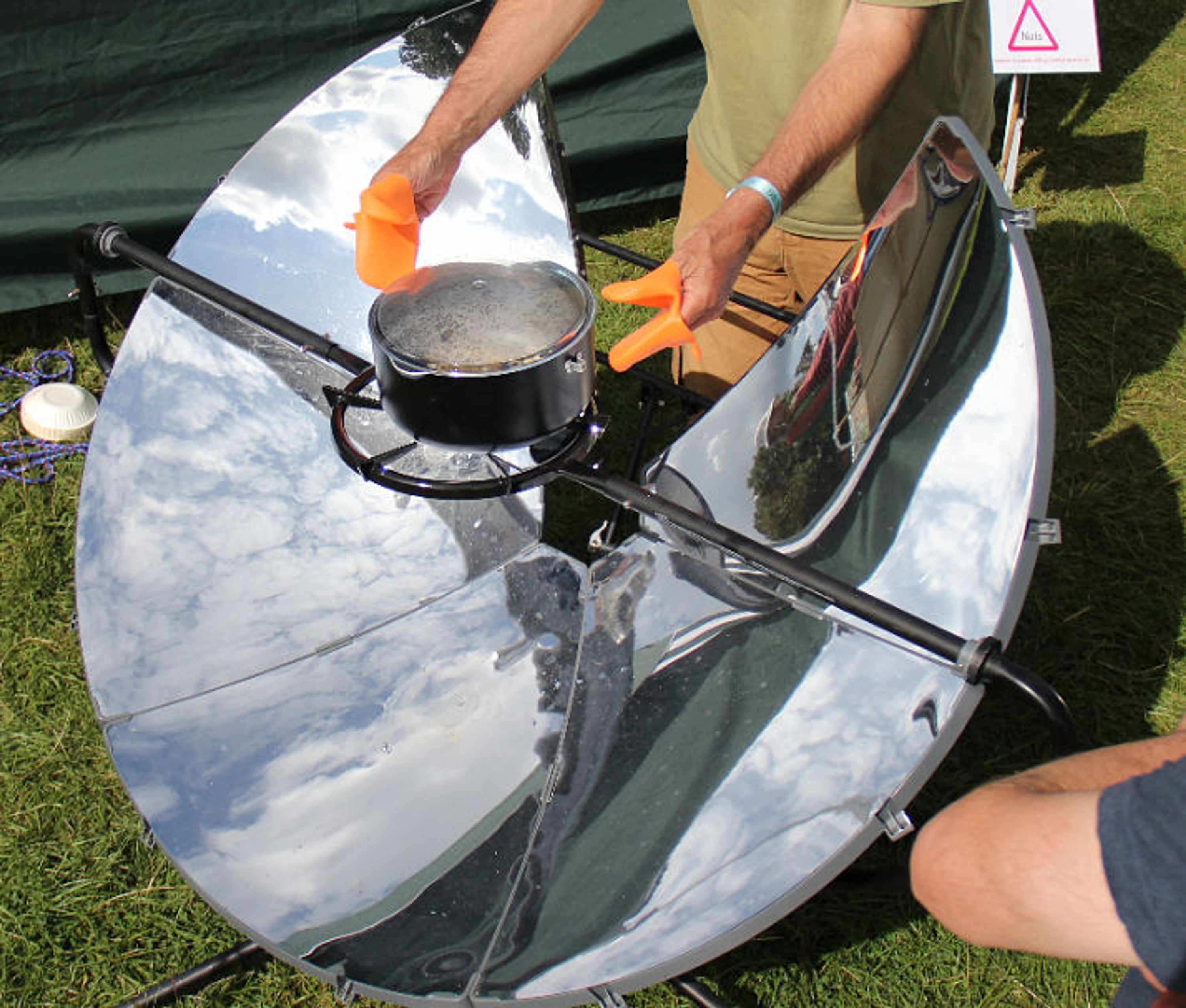 Parabolic solar cooker