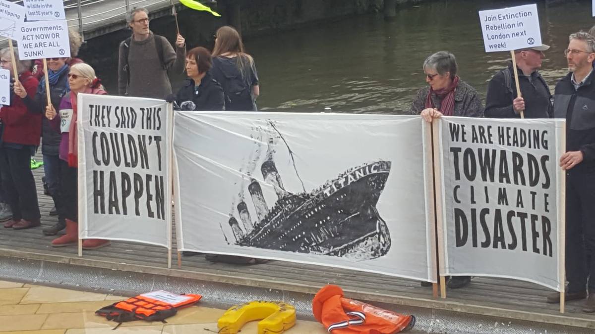 Titanic flash mob call for immediate action on climate change | Ecohustler